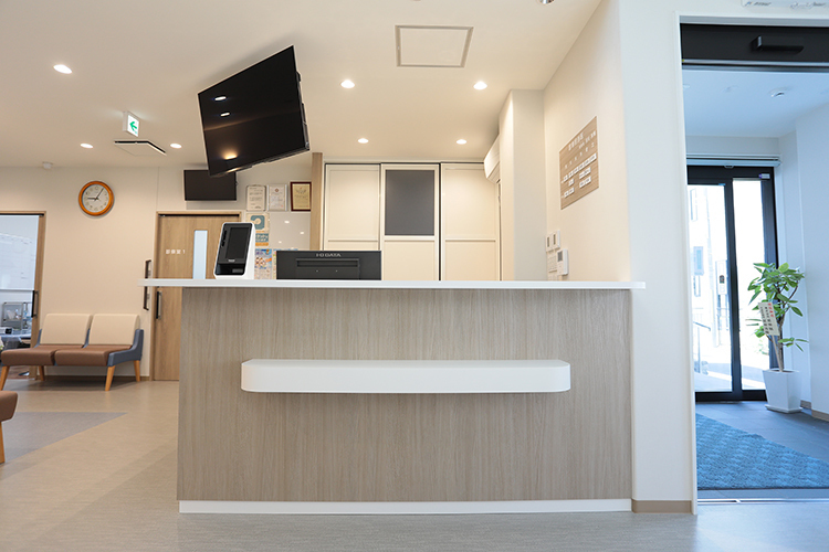 河村メディカルクリニック 茨木市 受付。地域のかかりつけ医として、多くの患者が通う