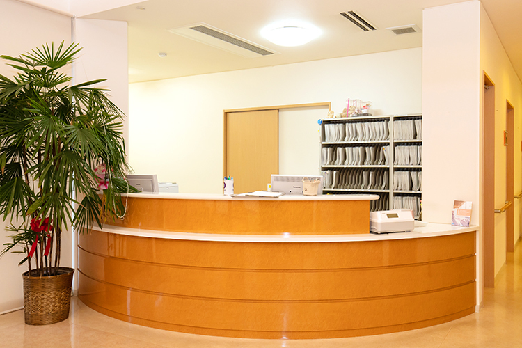 水野生々堂医院 土岐市 受付ではベテランのスタッフが温かく迎えてくれる