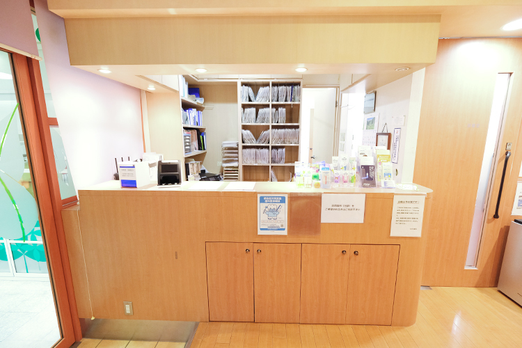 ながた歯科 茨木市 受付が明るく迎えてくれる