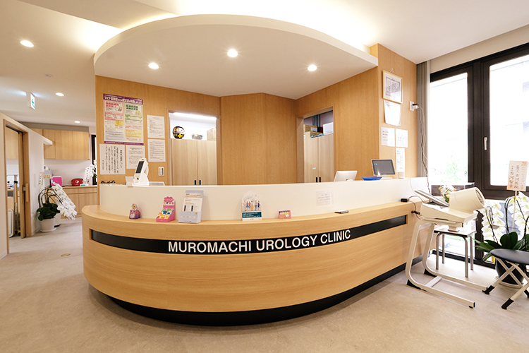 室町泌尿器科クリニック 北九州市小倉北区 木のぬくもりが感じられる明るい受付