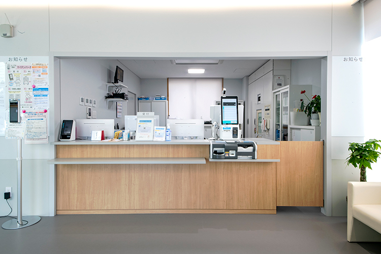 奥田整形外科皮膚科医院 広島市西区 診察、リハビリテーション問わず受付が丁寧に対応