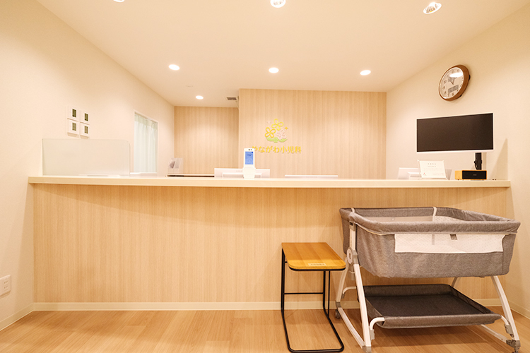 やながわ小児科 神戸市垂水区 受付。スタッフが温かく迎える