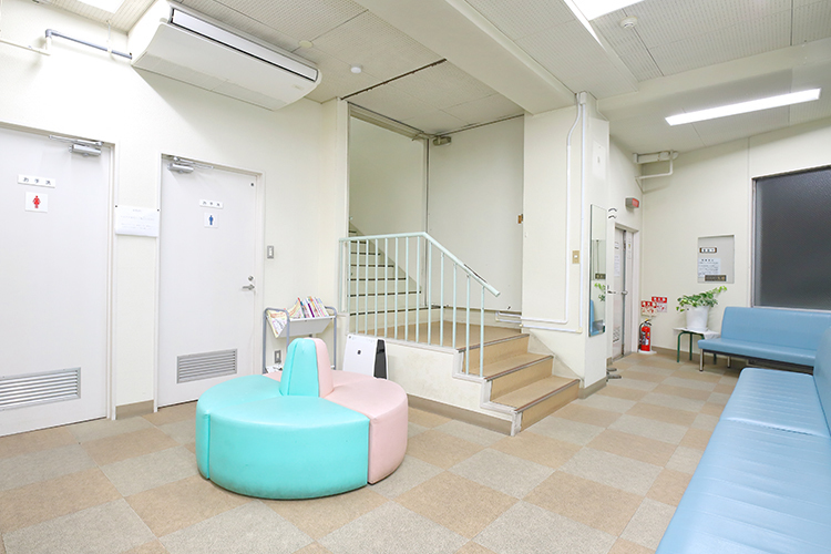 三愛クリニック 豊中市 火曜日には夜8時までの診療を行い通いやすいよう配慮されている