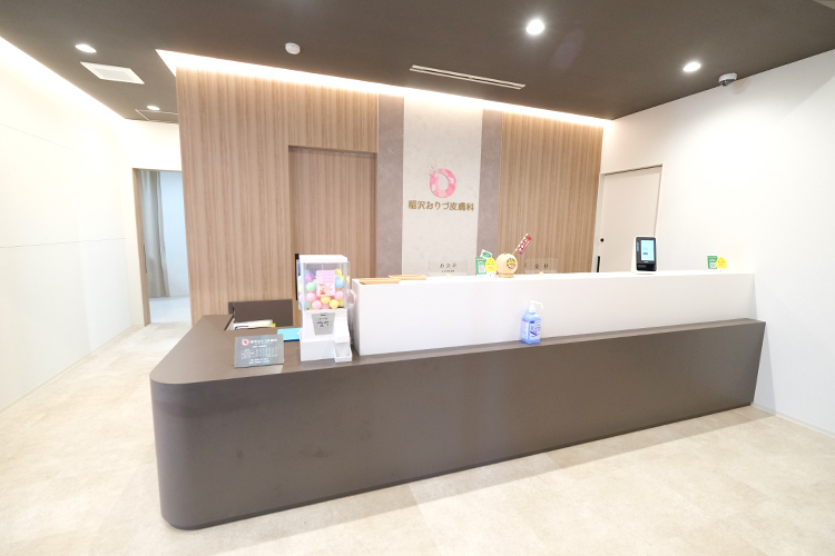 稲沢おりづ皮膚科 稲沢市 白とグレーを基調に、木目が調和した温かみのある院内
