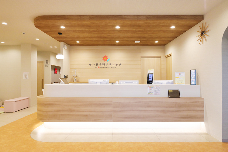せい皮ふ科クリニック 豊中市 頼れるスタッフが在籍し、笑顔で患者を出迎える　