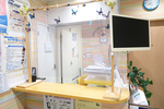 岡崎こどもクリニック 尼崎市 受付ではスタッフが優しく笑顔で対応する