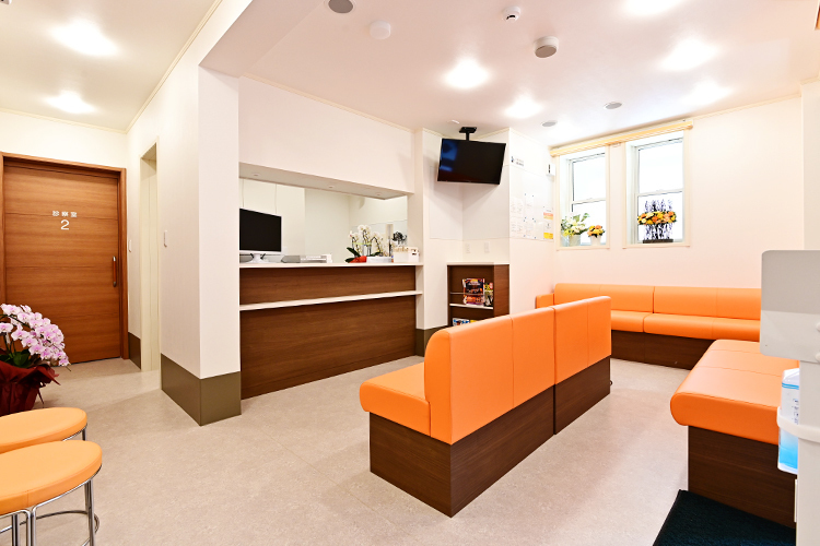 稲見内科医院 江東区 院内はバリアフリーで、オレンジと白を基調とした温かな待合室