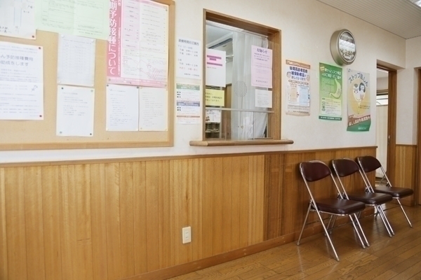 釜萢内科小児科医院 藤沢市 受付は昔ながらの雰囲気があり、スタッフが丁寧に対応してくれる
