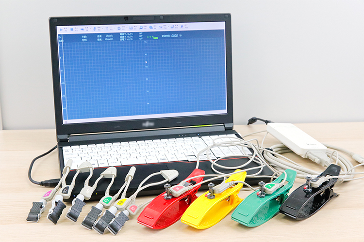 ファミリークリニック綾瀬 足立区 ポータブルの心電図やエコー機器を持参し、診療に役立てている