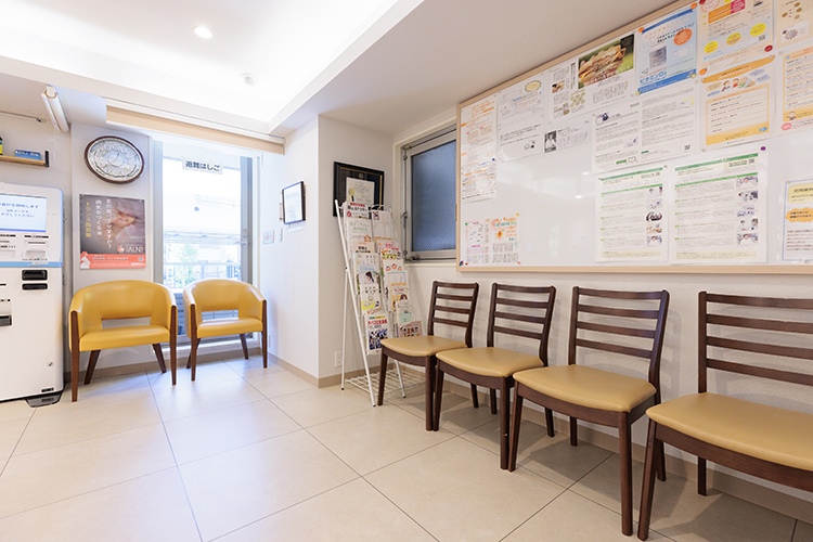 中川歯科クリニック 千代田区 待合室には自動精算機を設置。会計をスムーズに行うことができる