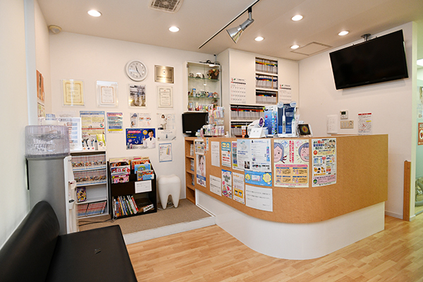 澤野歯科クリニック 市川市 待合室は木のぬくもりを生かした温かい空間だ