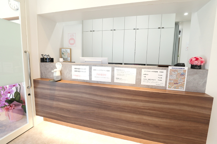 のばら内科クリニック 品川区 受付では明るく親切なスタッフが迎える