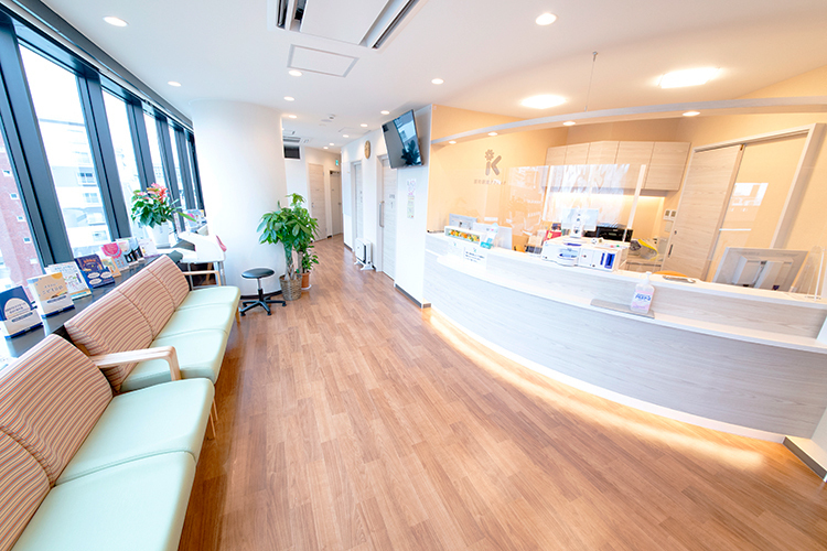 要町駅前クリニック 豊島区 明るいオレンジの照明で落ち着ける雰囲気の院内