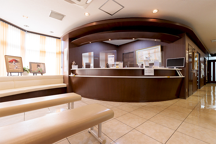 横浜青葉脳神経外科クリニック 横浜市青葉区 待合室では院長が選んだ絵画や書籍が患者の心を和ませてくれる