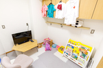 いがわ医院 高松市 ごっこ遊びのセットや絵本などを集めたキッズスペース