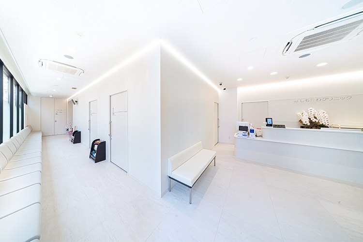 しもかわクリニック 越谷市 清潔感のある院内。受付には自動会計機を完備