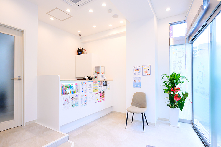 みなみ台なないろ歯科 中野区 自然光が差し込み明るい院内
