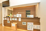 ふくおかクリニック 京都市右京区 木目調と白で統一された受付