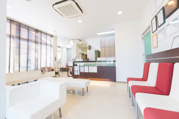 美合歯科クリニック 岡崎市 おしゃれなデザインの院内でゆったりとくつろぐことができる