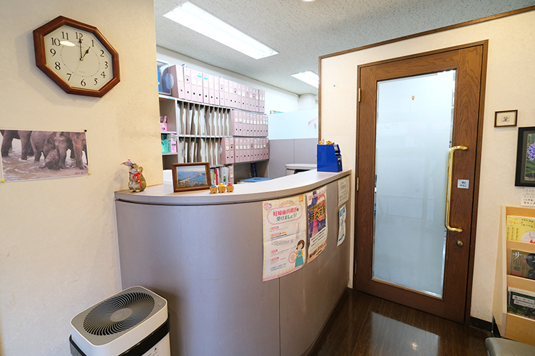 ひらもと歯科医院 横浜市神奈川区 親切なスタッフが迎える受付
