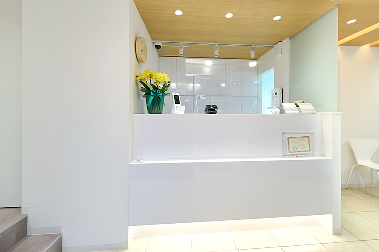 デンタルオフィス青葉台 横浜市青葉区 受付では笑顔で優しく迎えてくれる