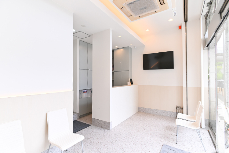 ひぐち歯科クリニック 横浜市都筑区 白を基調とした爽やかな受付