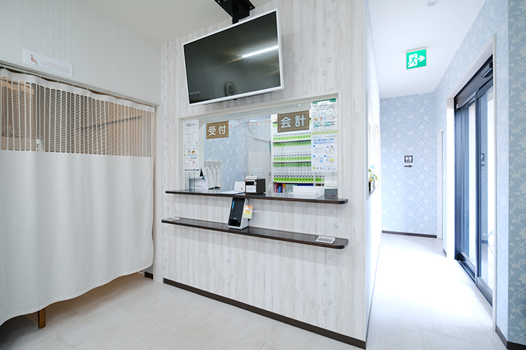 ともこ皮フクリニック 佐倉市 受付ではスタッフが笑顔で迎え入れてくれる