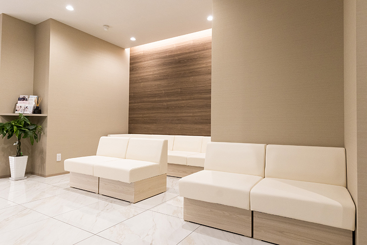 VERNO SKIN CLINIC 世田谷区 白を基調としたバリアフリー設計の広々とした待合室