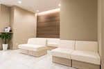 VERNO SKIN CLINIC 世田谷区 白を基調としたバリアフリー設計の広々とした待合室