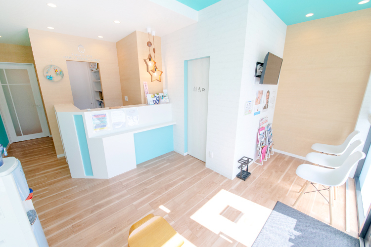 たまプラーザファミリー歯科 横浜市青葉区 院内は明るく清潔感のあるデザイン、老若男女問わず訪れている