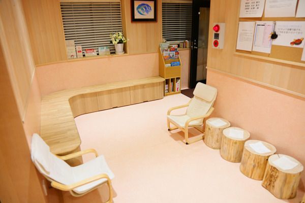 クリニックおおた 横浜市磯子区 温かみのある雰囲気の待合室