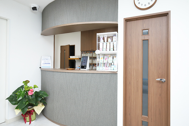 やのファミリー歯科クリニック 明石市 シックで落ち着いた雰囲気の院内。ゆったりとくつろぐことが可能