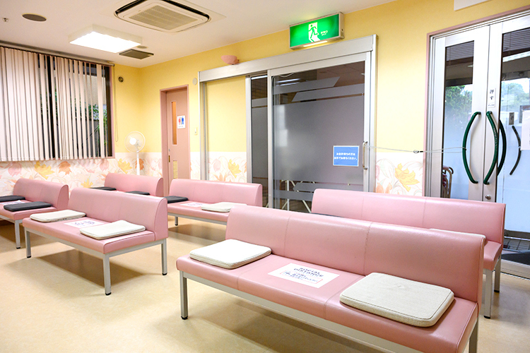 いまにし医院 千葉市花見川区 広々とした待合室でゆったりとくつろげる