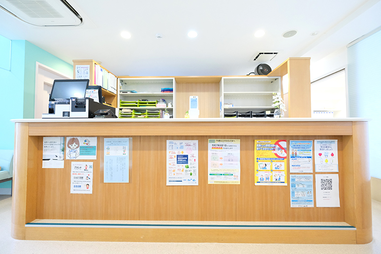 用賀砧公園はるかぜ呼吸器・内科クリニック 世田谷区 受付スタッフが笑顔で優しく迎える