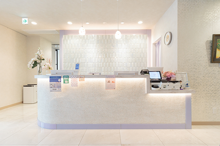 TAKAYO乳腺クリニック 神戸市中央区 ホワイトで統一された清潔感のある受付