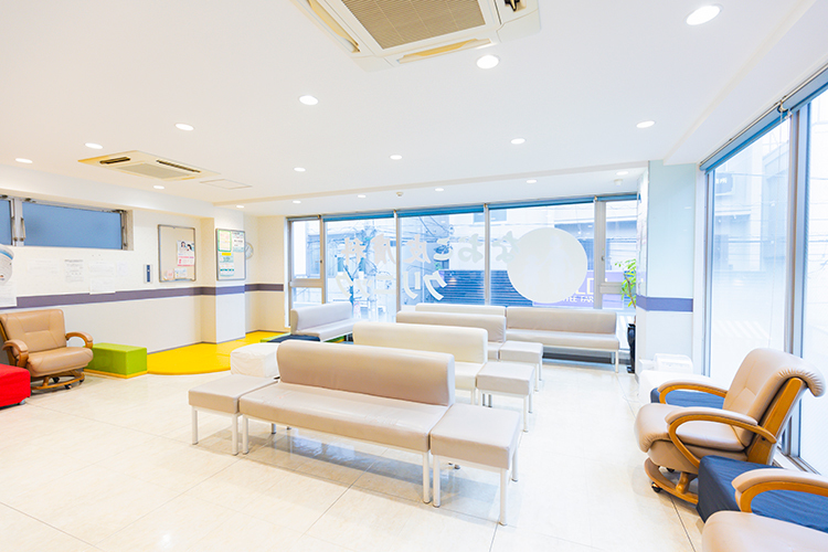 なおこ皮膚科クリニック 世田谷区 陽の光の入る明るい院内