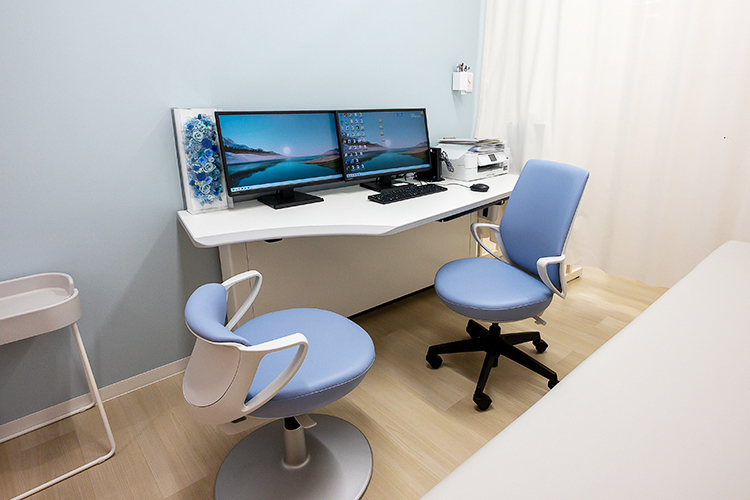 阪神西宮よしおかクリニック 西宮市 ブルーを基調とした診察室。患者一人ひとりに寄り添う