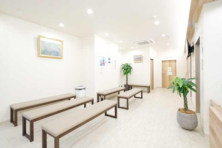 溝ノ口整形外科 川崎市高津区 緑が彩りを添える待合室