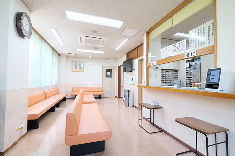 彩愛内科クリニック 安城市 さわやかで清潔感のある院内