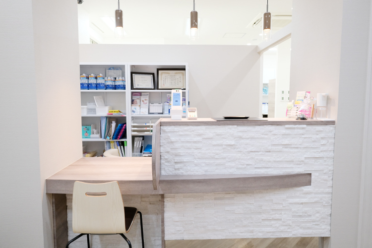 アイル歯科クリニック 横浜市青葉区 白と木目を基調とした清潔感のある院内