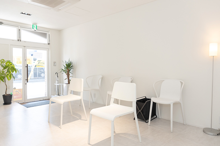 六本松MI歯科 福岡市中央区 白を基調とした院内は、明るく清潔感にあふれる空間だ