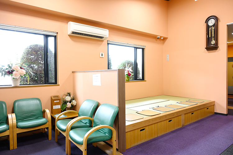 長谷川整形外科 千葉市若葉区 畳敷きもありくつろげる雰囲気の待合室