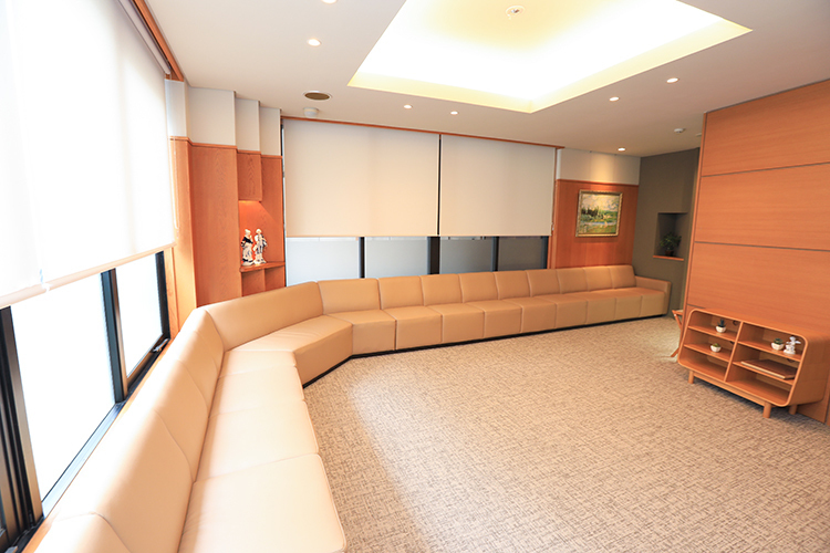 藤が丘メンタルクリニック 名古屋市名東区 広々とした、リラックスできる待合室