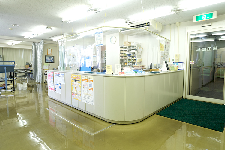 藤田眼科医院 川口市 広々とした受付、ゆとりのある待合室