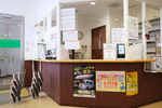 うえにし乳腺消化器クリニック 泉大津市 受付ではスタッフが笑顔とともに出迎えてくれる