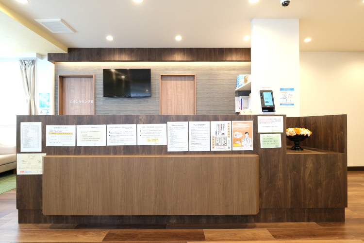 高津心音メンタルクリニック 川崎市高津区 落ち着いた雰囲気で受付が迎えてくれる