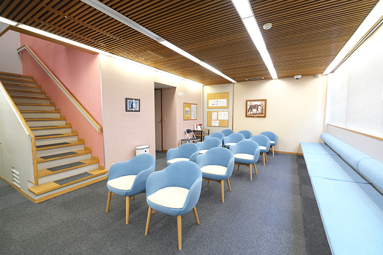 須賀医院 さいたま市西区 受付ではスタッフたちが温かく迎えてくれる