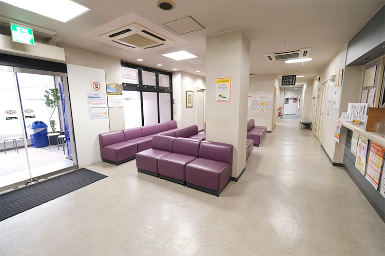かむら整形外科 福岡市早良区 完全バリアフリーの広々とした院内。快適に診療を受けられる