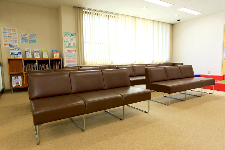とういん眼科クリニック 員弁郡東員町 陽光が差し込む広々とした待合室
