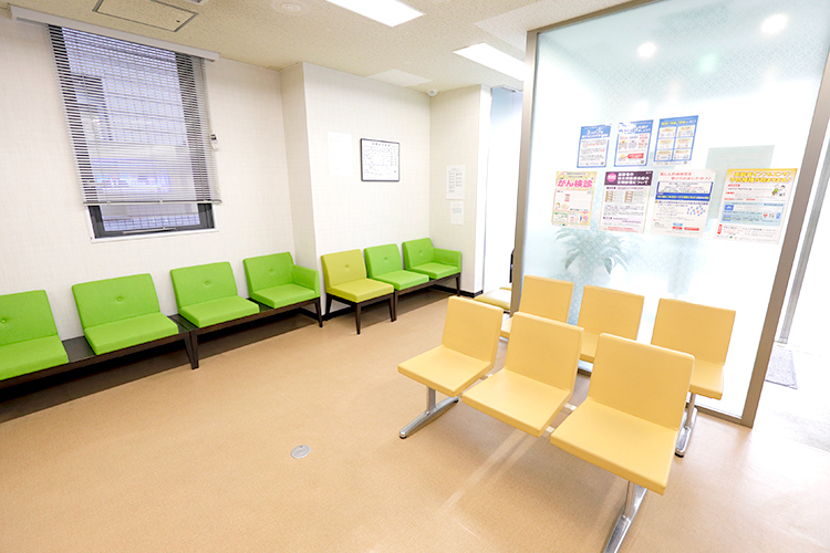 百万遍クリニック 京都市左京区 明るい雰囲気でリラックスして待てる待合室